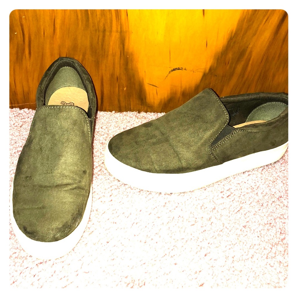 Dark green shoes size 9